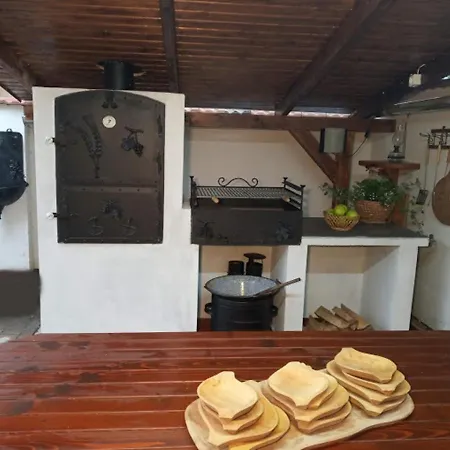 Bazsi Apartment *